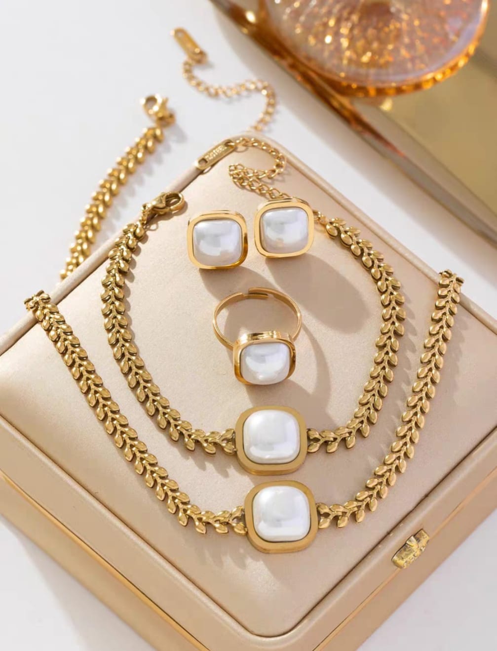 Pearls that speaks luxury...stainless steel locket set