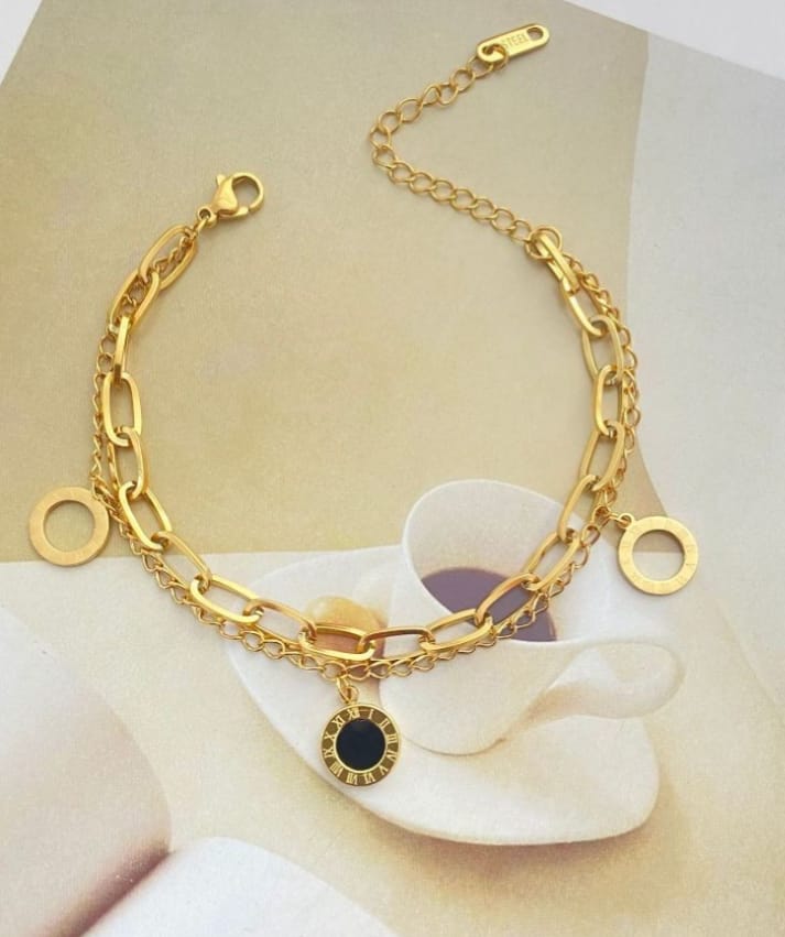 “Golden charm, simple elegance – this bracelet adds a touch of luxe to every vibe"
