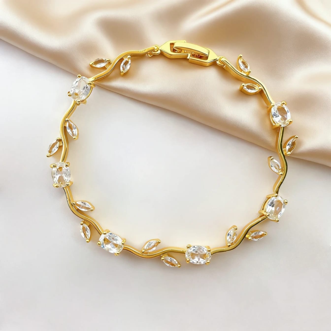 Tulip bracelet 🌷 Minimal, feminine, everyday luxe.