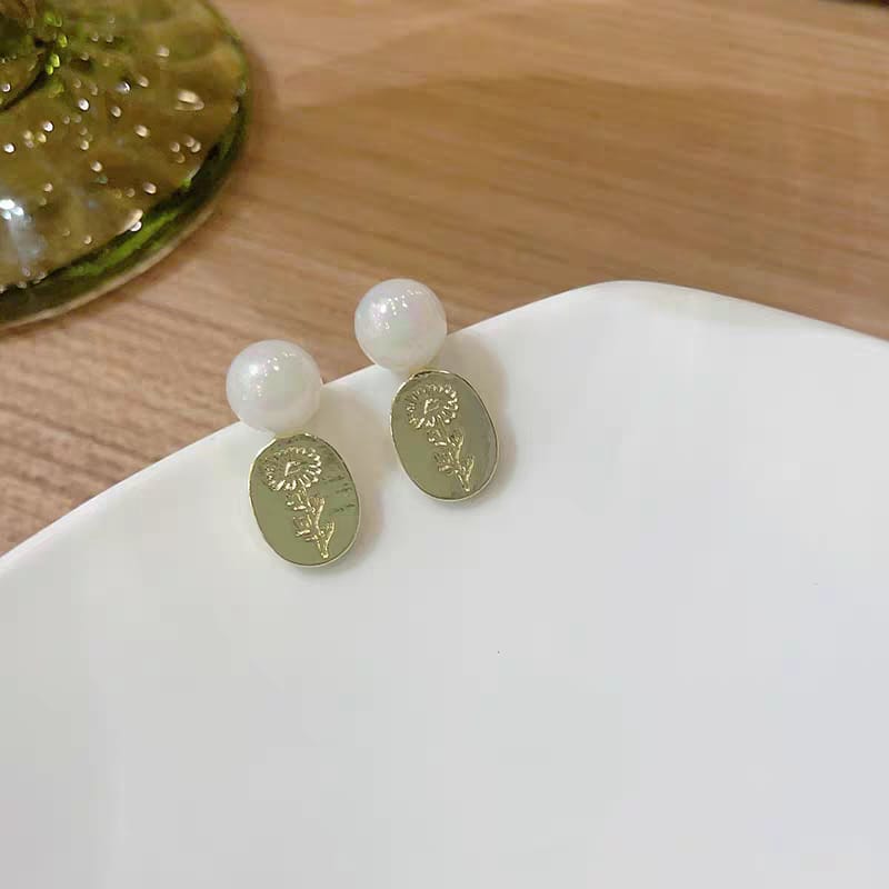 You found earrings that go with everything 🤍