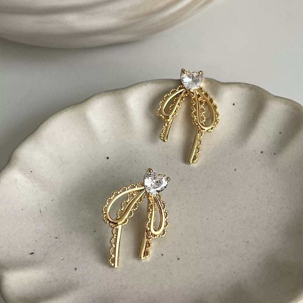 “Elegant sparkle, subtle charm – these earrings add glamour to every look ✨