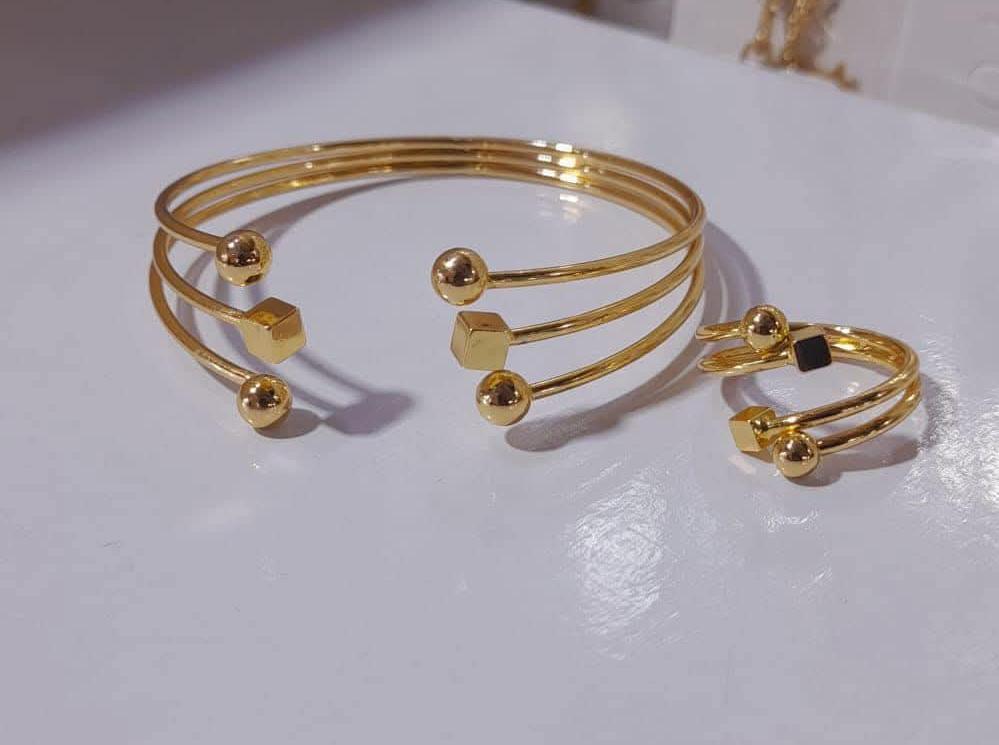 Hate tight bangles? Meet the open cuff✨️ Gold Plated Hand Cuff Ring