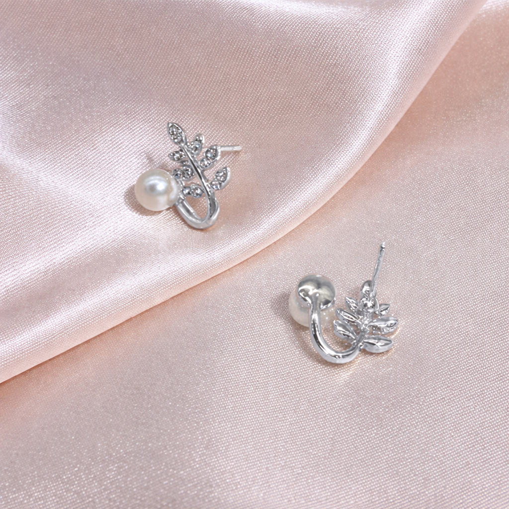 “Elegant leaf‑shaped earrings with sparkling zirconia and a classic pearl drop ✨— timeless chic for every occasion.”