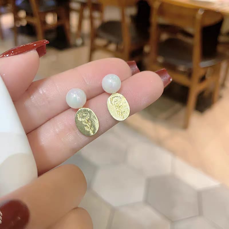 You found earrings that go with everything 🤍