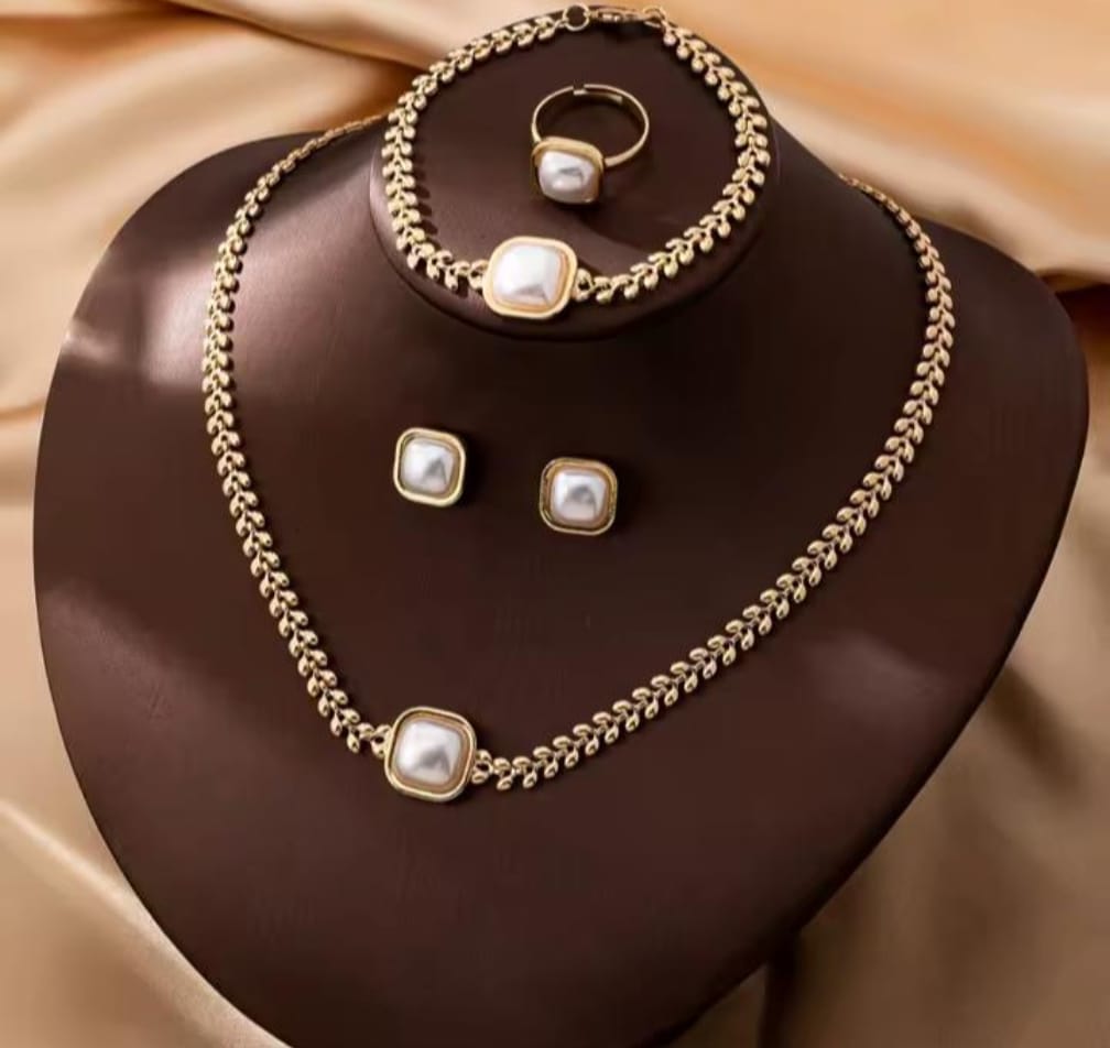 Pearls that speaks luxury...stainless steel locket set