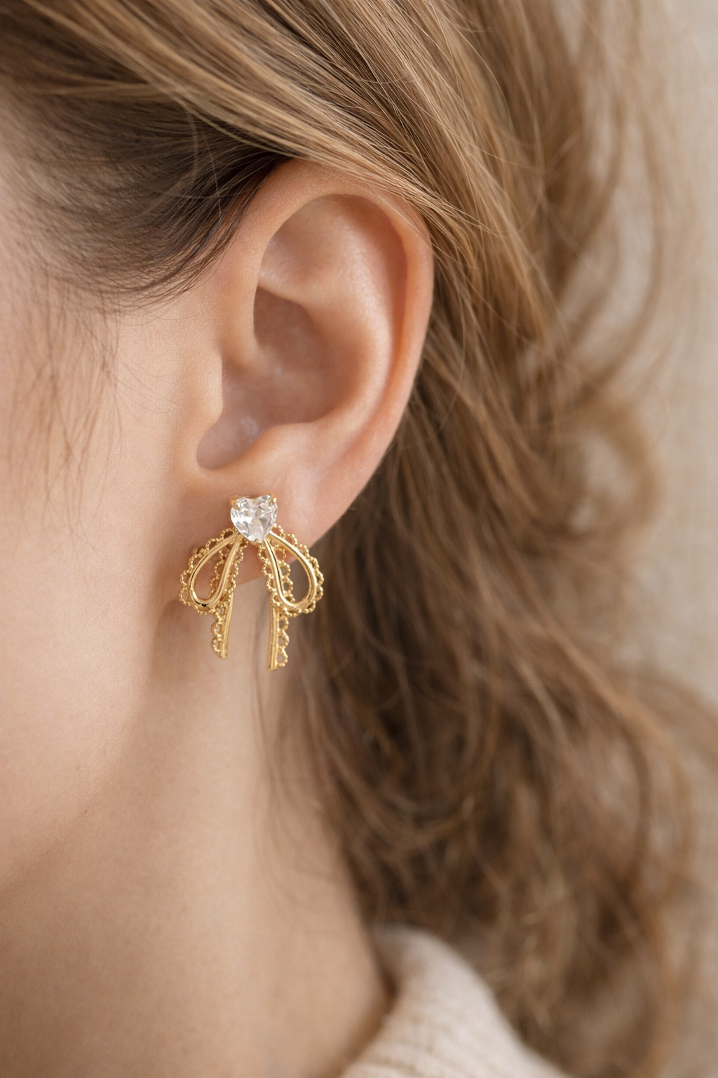 “Elegant sparkle, subtle charm – these earrings add glamour to every look ✨