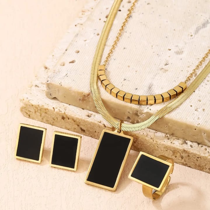 Minimal But Make it Luxury💫 Stainless Steel Locket Set