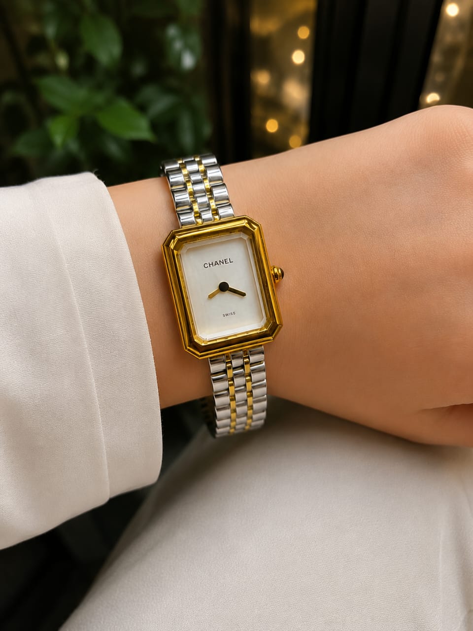 These square gold-tone watches are giving old money + power boss vibes ✨