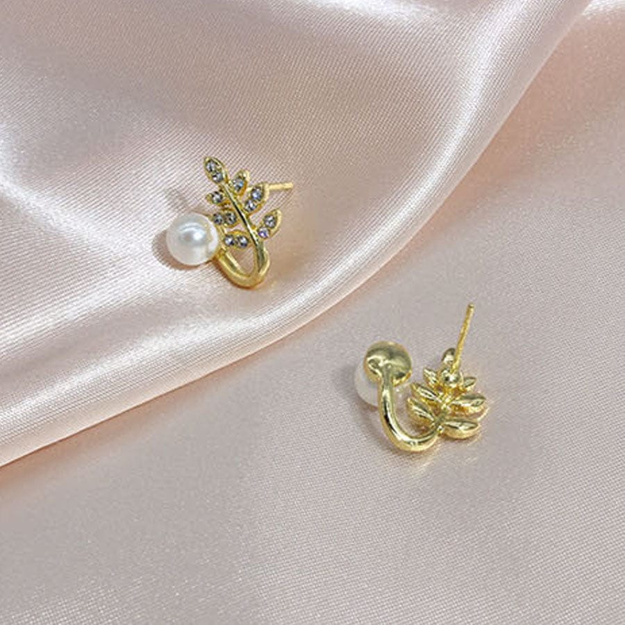 “Elegant leaf‑shaped earrings with sparkling zirconia and a classic pearl drop ✨— timeless chic for every occasion.”