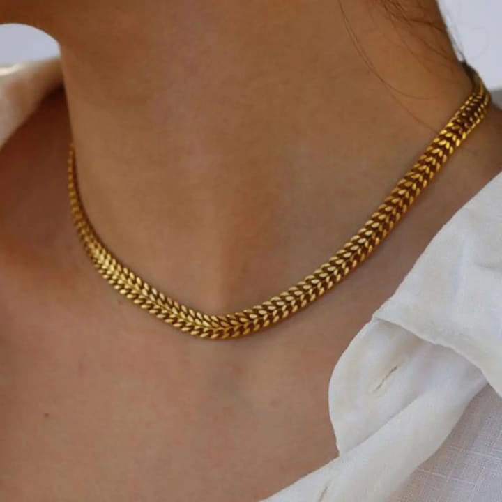 Heavy shine. Zero Weight  
Flat gold Franco chain with mirror shine and tight links❤️