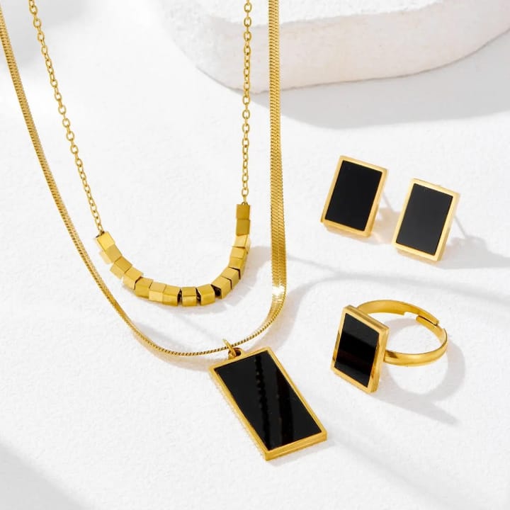 Minimal But Make it Luxury💫 Stainless Steel Locket Set