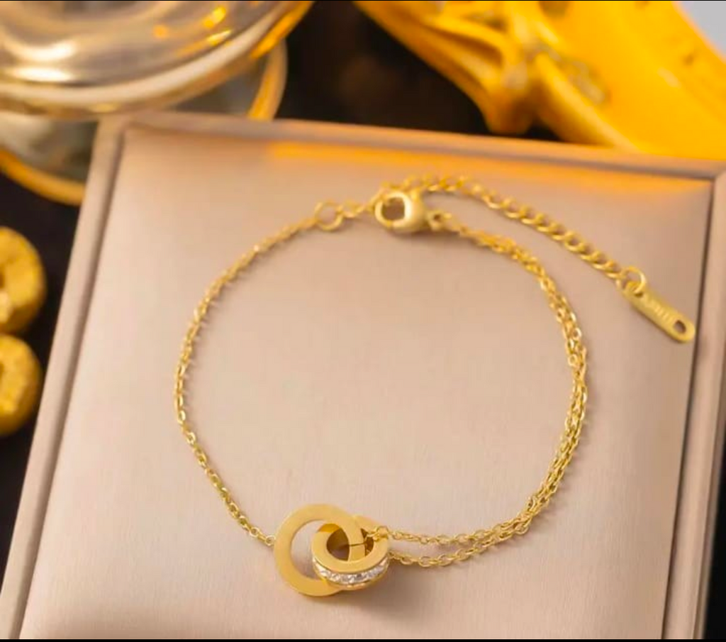 “Elegant gold bracelet with double‑circle charm set