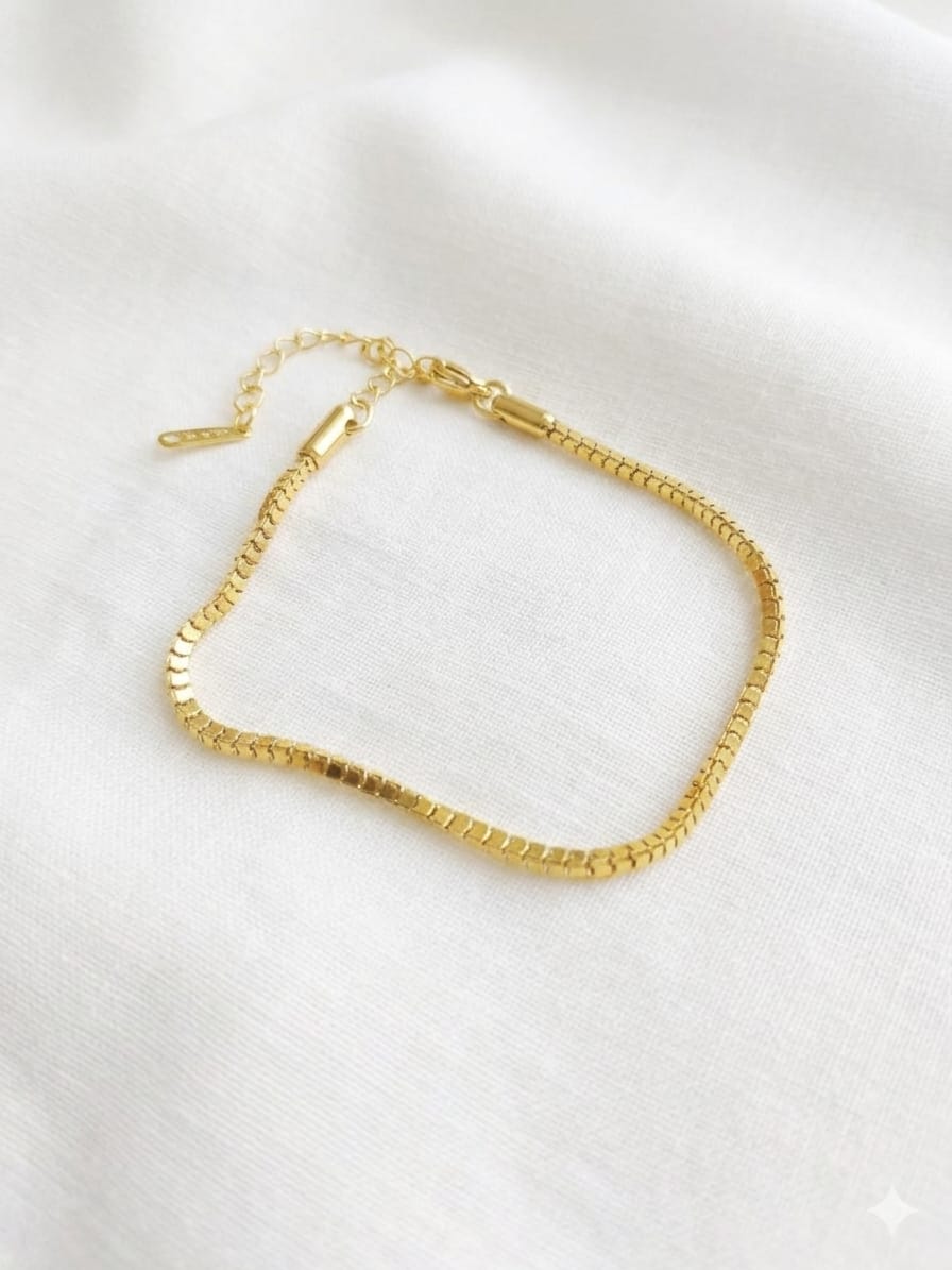 “Simplicity, refined ✨ This gold chain bracelet is the everyday elegance your wrist deserves"