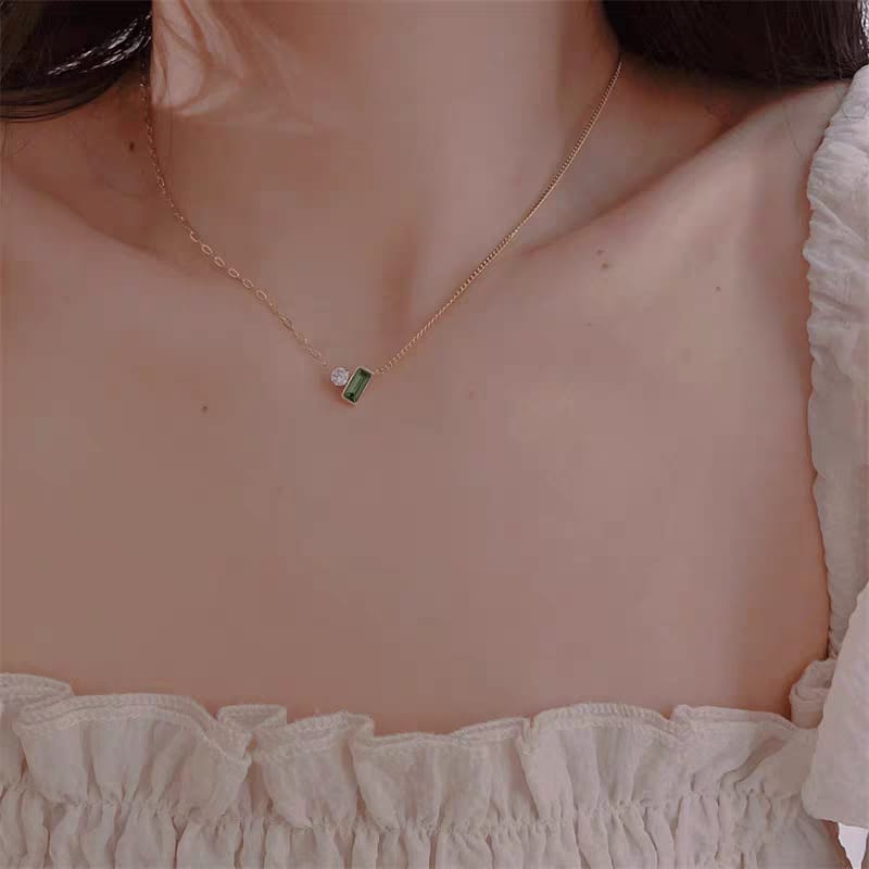 This necklace is the pop of color your collection needed 💚