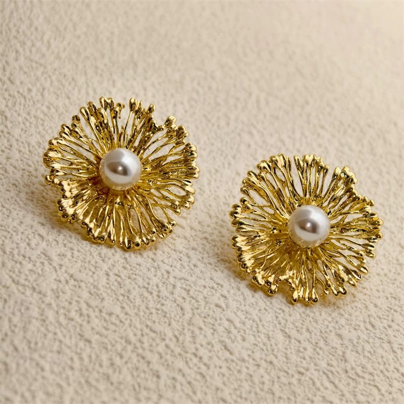“Floral elegance meets timeless pearl charm ✨🌸