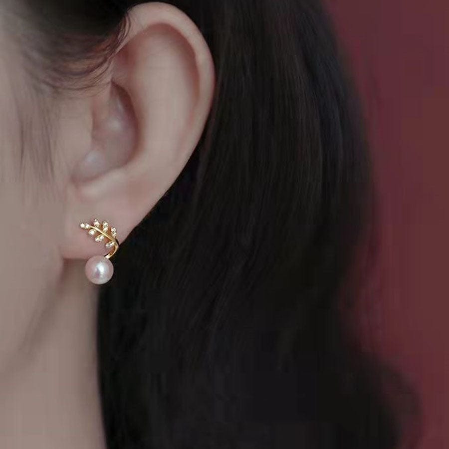 “Elegant leaf‑shaped earrings with sparkling zirconia and a classic pearl drop ✨— timeless chic for every occasion.”