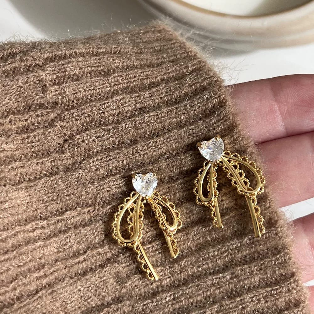 “Elegant sparkle, subtle charm – these earrings add glamour to every look ✨