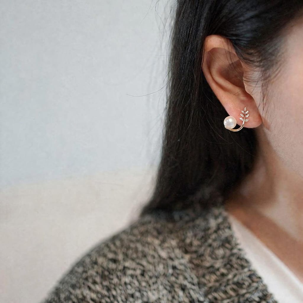“Elegant leaf‑shaped earrings with sparkling zirconia and a classic pearl drop ✨— timeless chic for every occasion.”