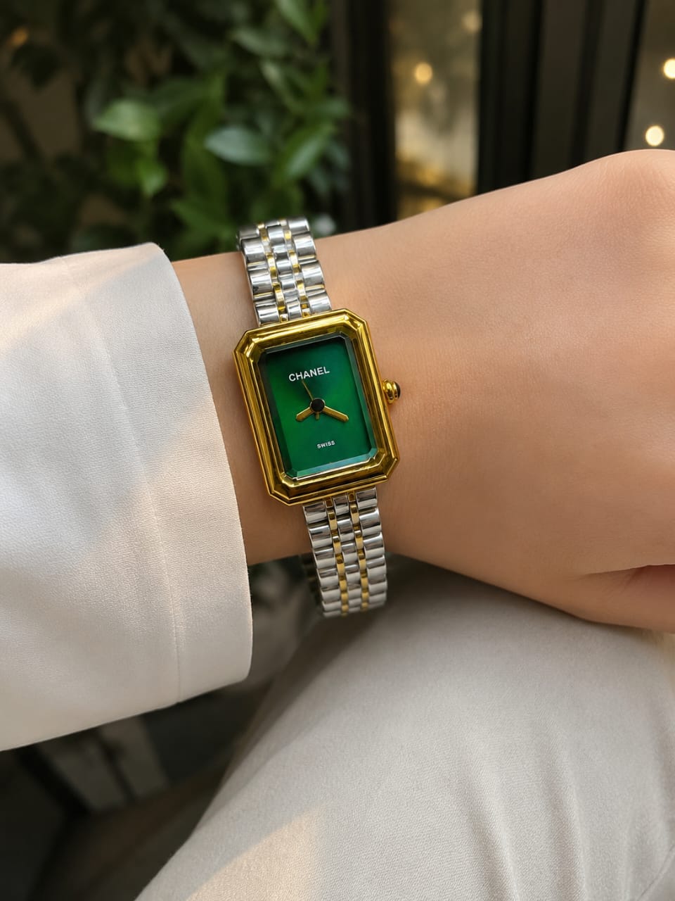 These square gold-tone watches are giving old money + power boss vibes ✨
